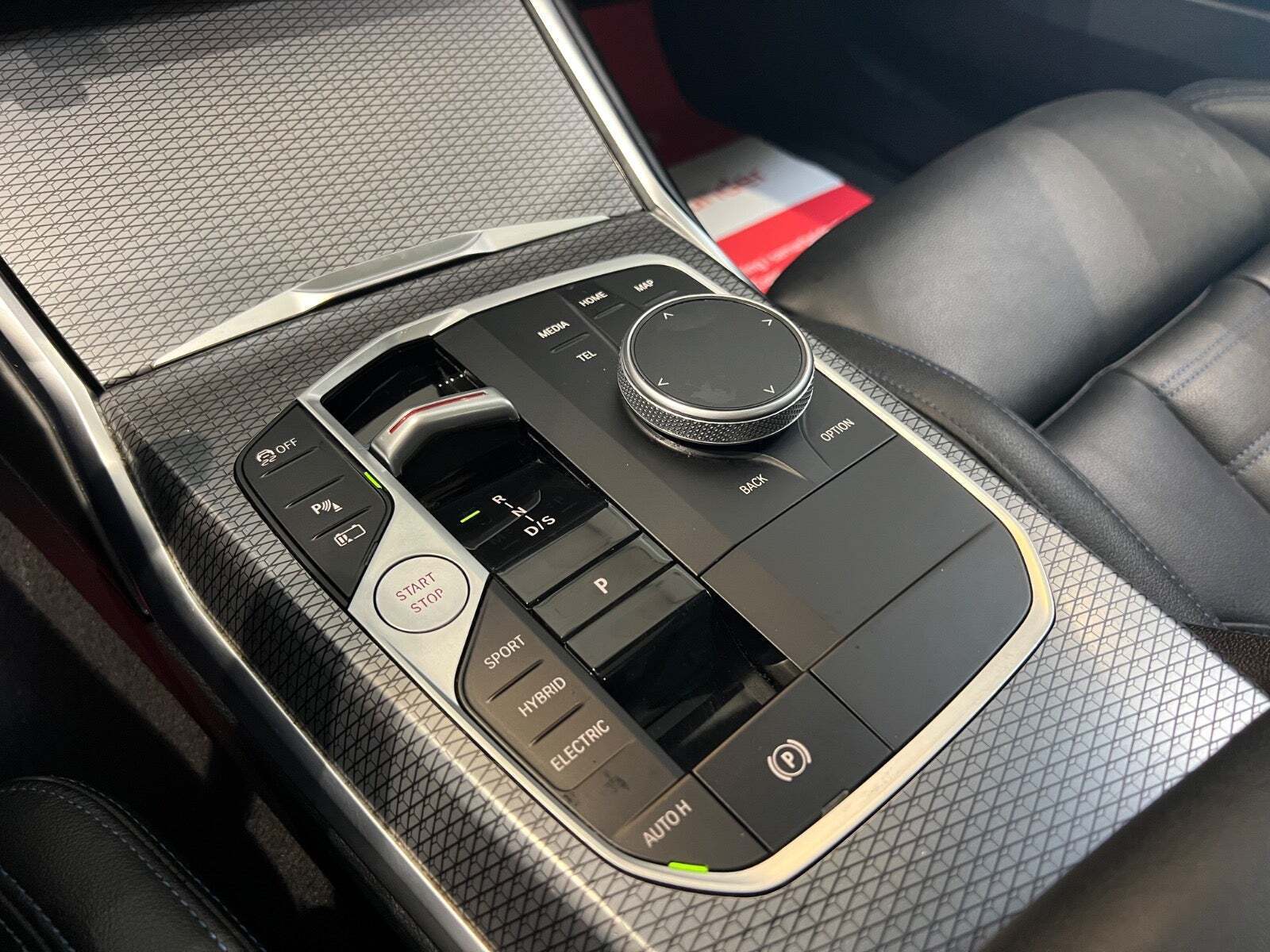 Sort BMW 330e fra 2023