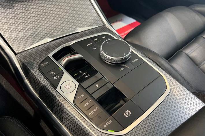 Sort BMW 330e fra 2023