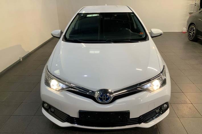 Hvid Toyota Auris fra 2015