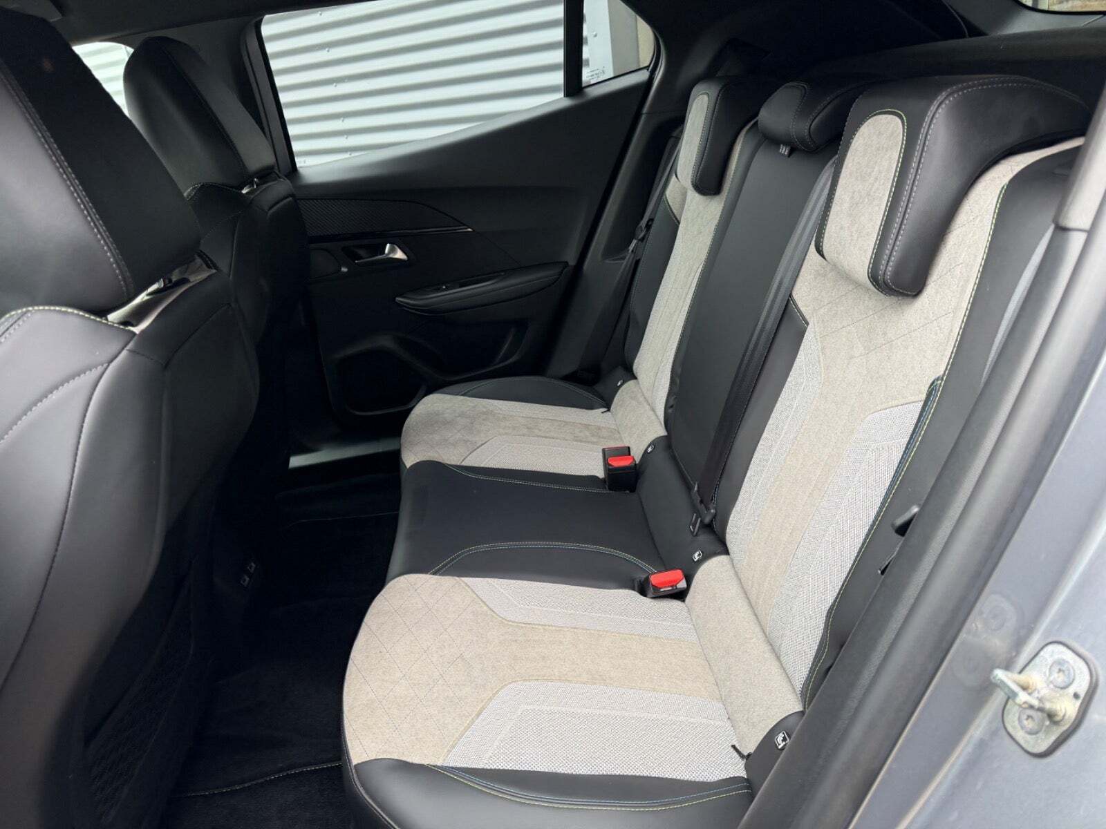 Sølv Peugeot e-2008 fra 2021