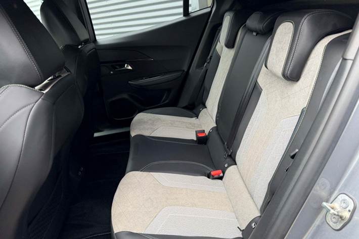 Sølv Peugeot e-2008 fra 2021