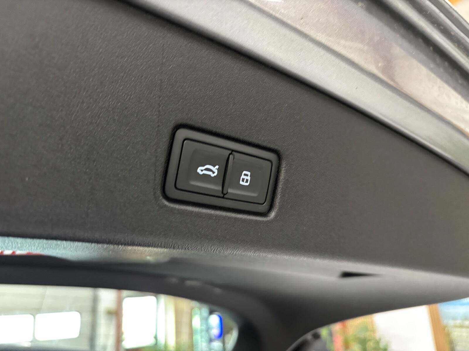 Sølv Audi Q4 e-tron fra 2025