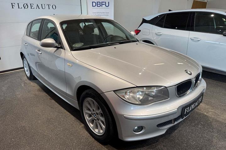 Sølv BMW 120d fra 2004 set udefra
