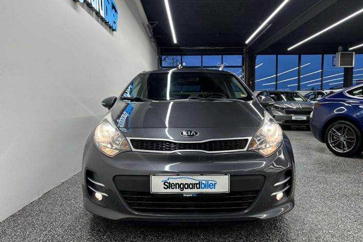 Grå Kia Rio fra 2015