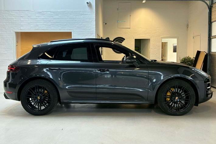 Grå Porsche Macan Turbo fra 2018