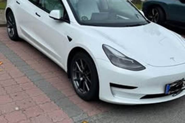 Hvid Tesla Model 3 fra 2022