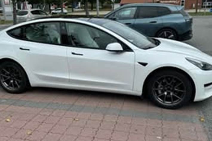 Hvid Tesla Model 3 fra 2022