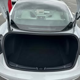 Hvid Tesla Model 3 fra 2022