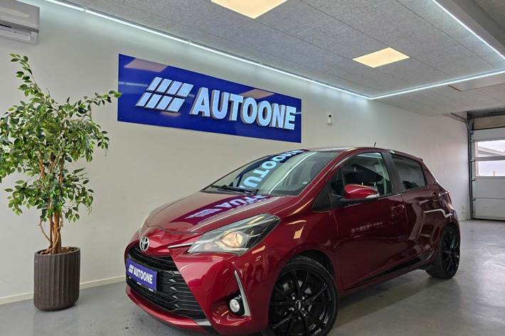 Rød Toyota Yaris fra 2017 set udefra