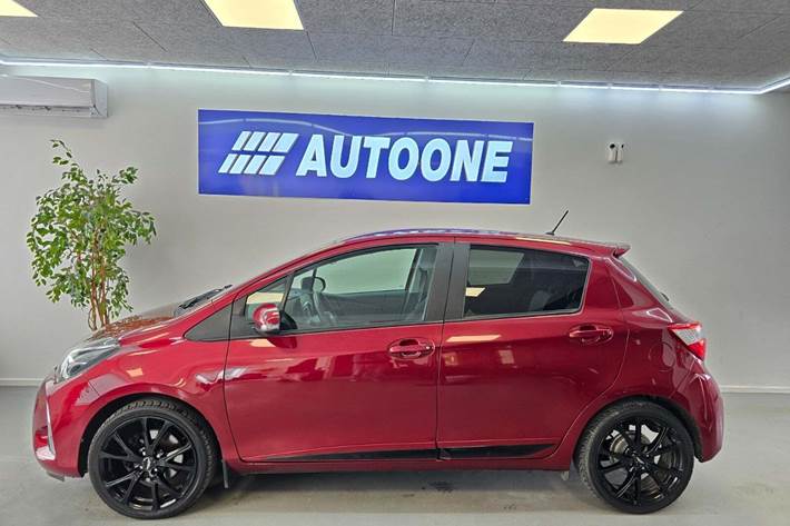 Rød Toyota Yaris fra 2017