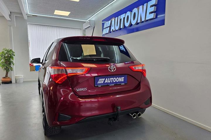 Rød Toyota Yaris fra 2017