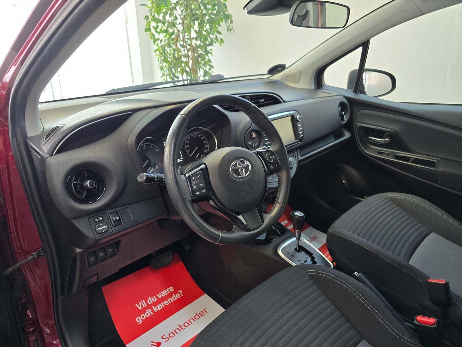 Rød Toyota Yaris fra 2017