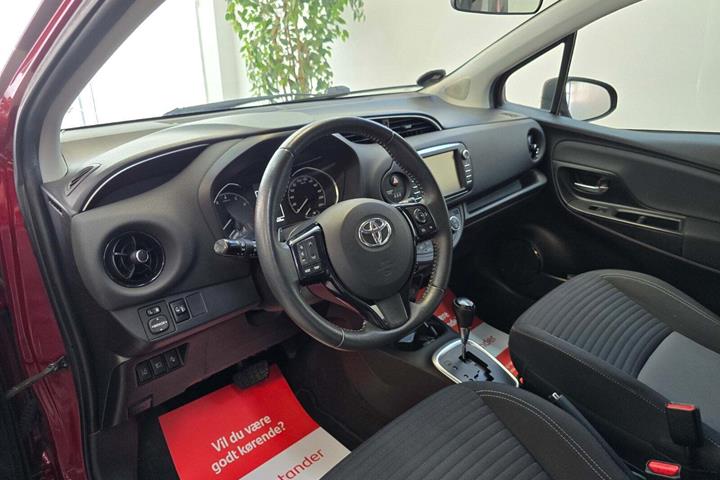Rød Toyota Yaris fra 2017