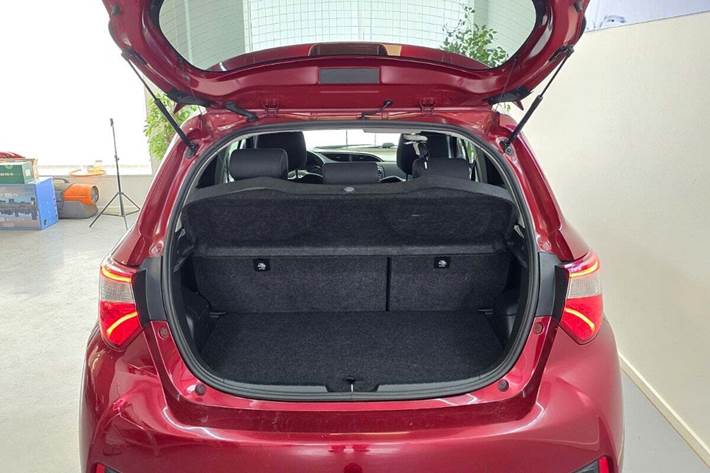 Rød Toyota Yaris fra 2017