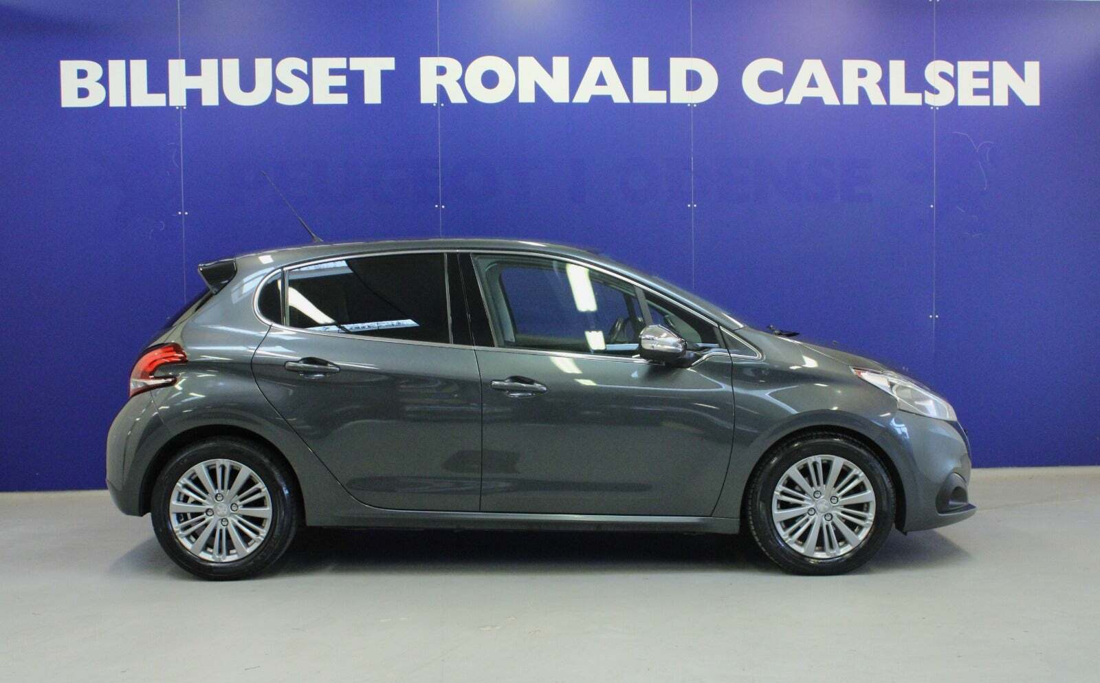 Grå Peugeot 208 fra 2016