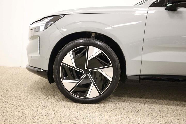 Grå Volvo EX90 fra 2025 set udefra