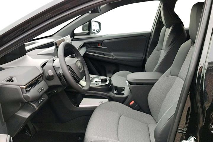 Sort Toyota BZ4X fra 2025