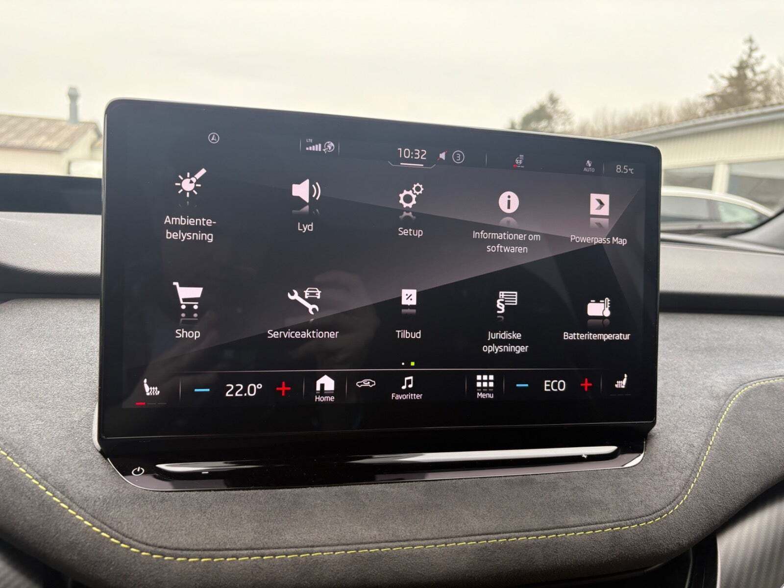 Hvid Skoda Enyaq fra 2023