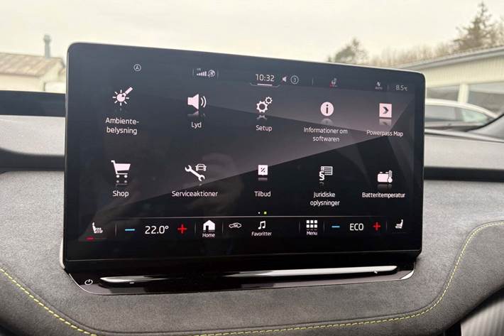 Hvid Skoda Enyaq fra 2023