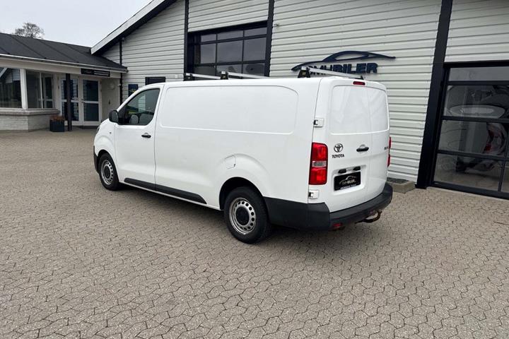 Hvid Toyota ProAce fra 2021