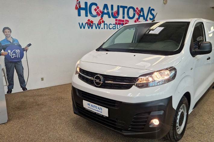 Hvid Opel Vivaro-e fra 2025 set udefra