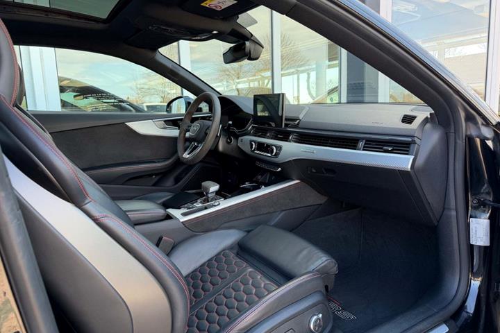 Sort Audi RS5 fra 2022 set indefra