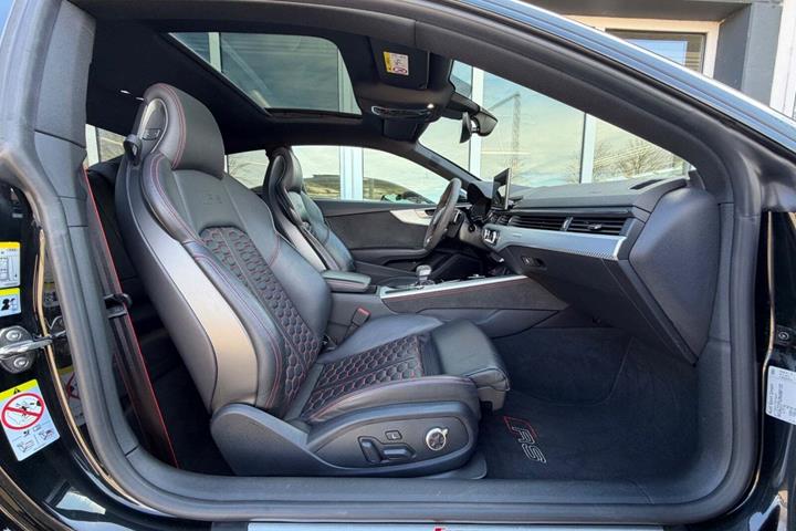 Sort Audi RS5 fra 2022 set indefra