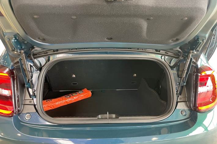 Blå Fiat 500e fra 2024