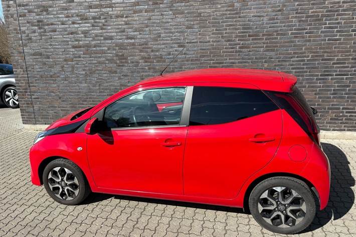 Rød Toyota Aygo fra 2021