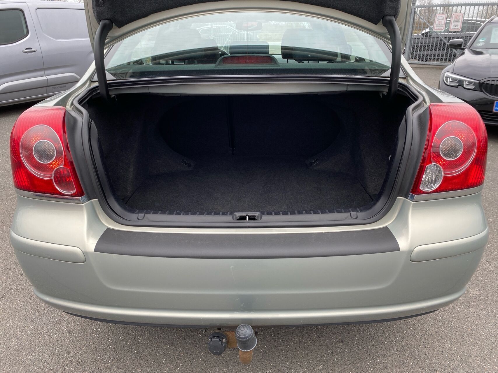 Toyota Avensis 1,8 Linea Terra 129HK 5d