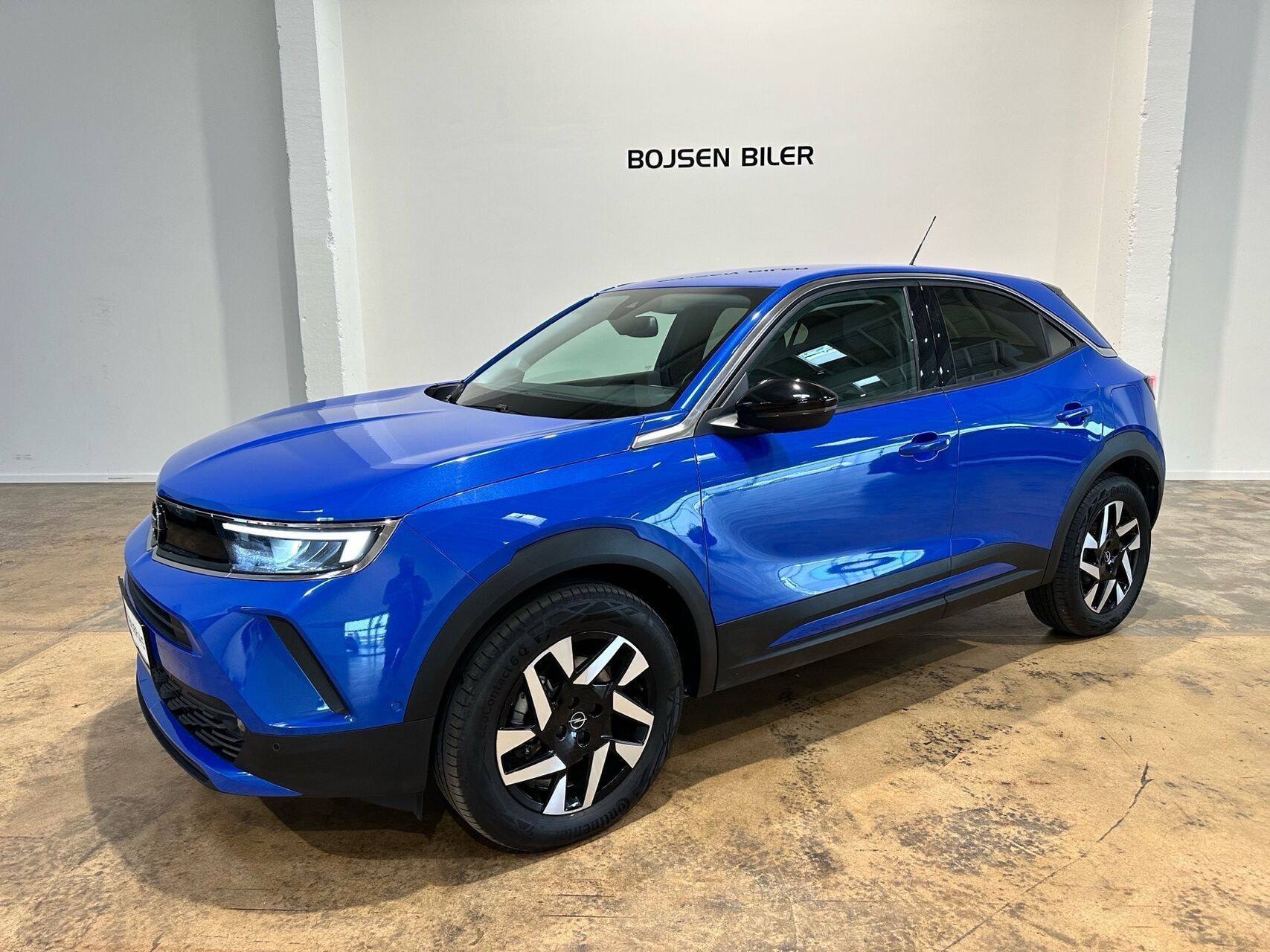 Blå Opel Mokka-e fra 2023