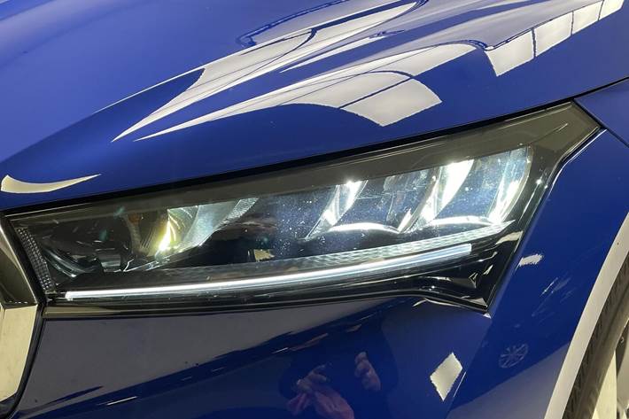 Blå Skoda Enyaq fra 2021