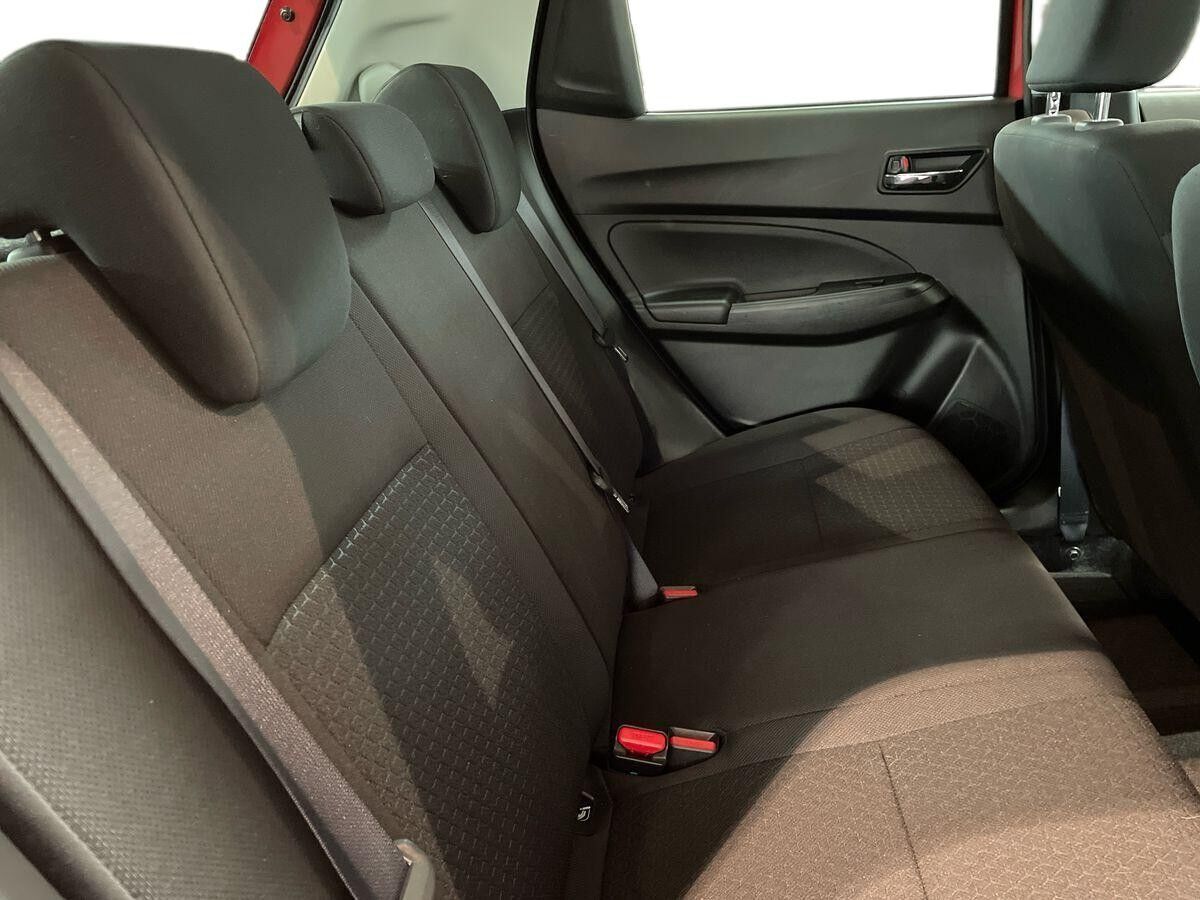 Rød Suzuki Swift fra 2021