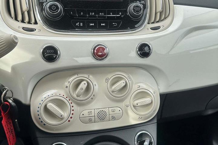 Hvid Fiat 500 fra 2015