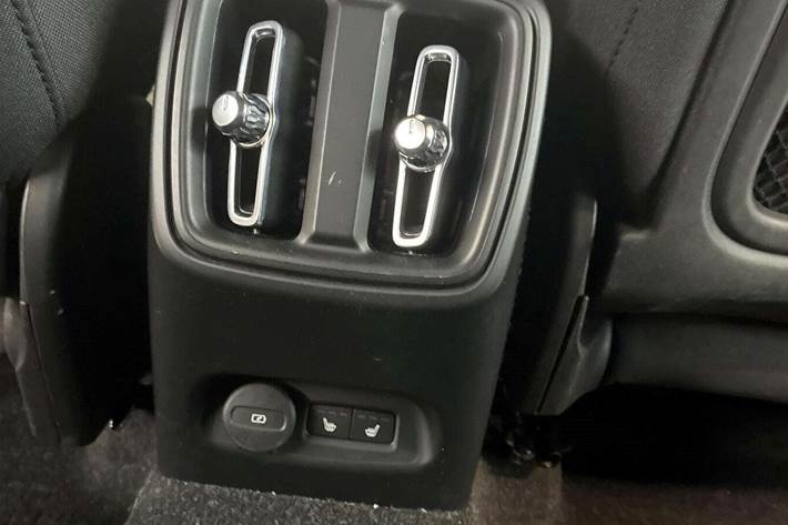 Orange Volvo XC40 fra 2022