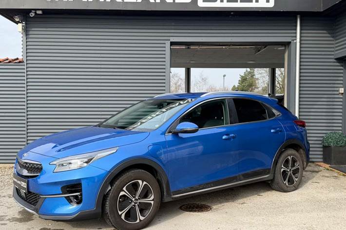 Blå Kia XCeed fra 2021 set udefra