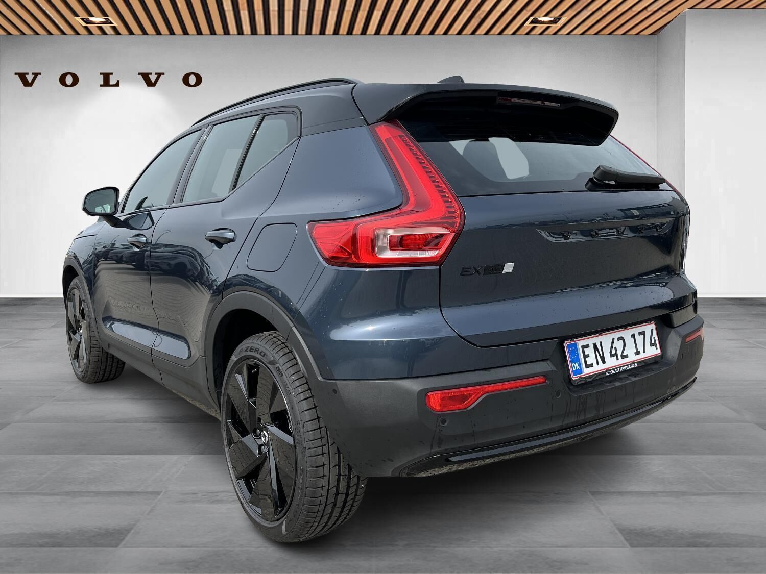 Volvo EX40 Extended Range Black Edition