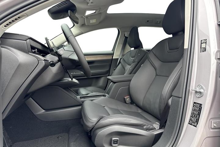 Grå Volvo ES90 fra 2026 set indefra