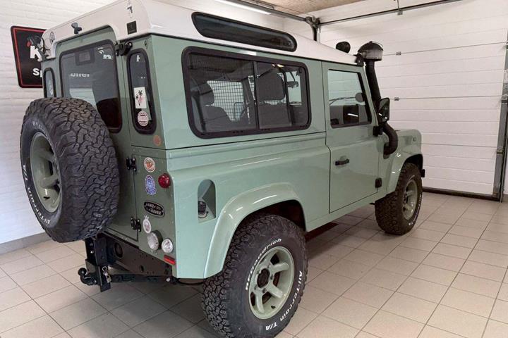 Grøn Land Rover Defender 90 fra 2016