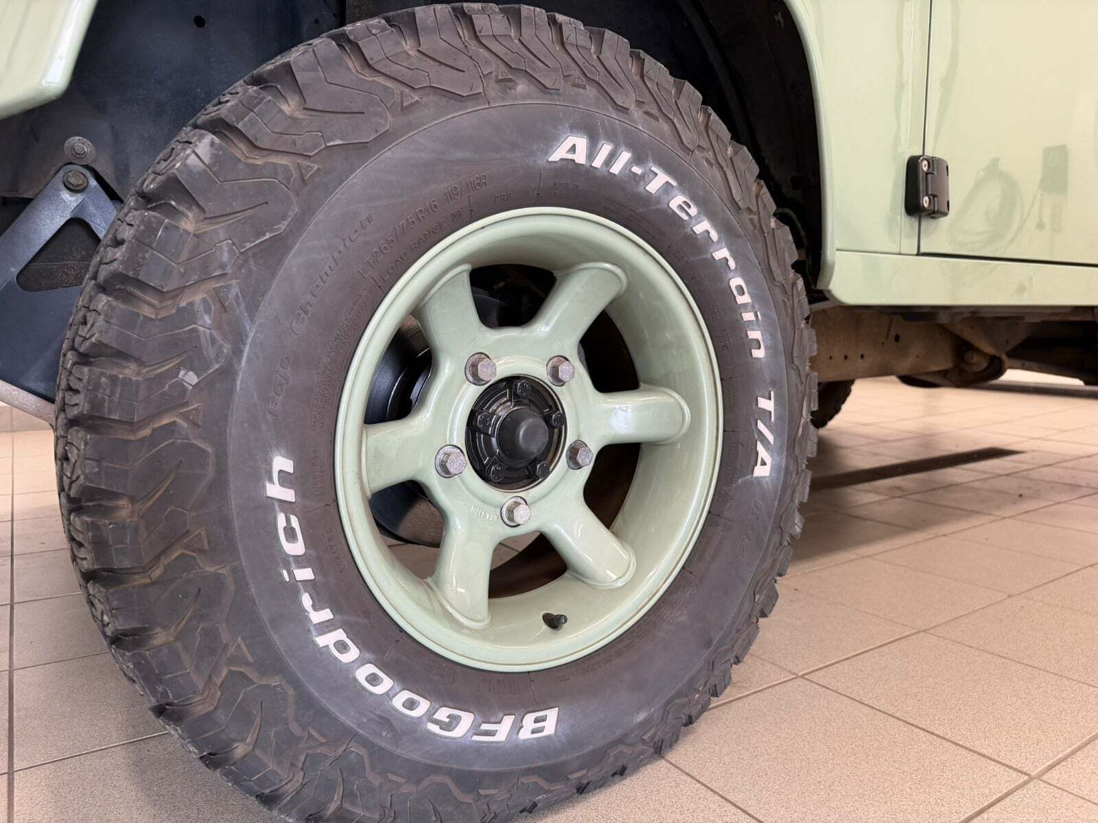 Grøn Land Rover Defender 90 fra 2016