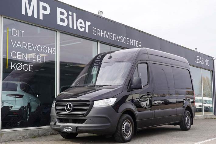 Sort Mercedes Sprinter 215 fra 2022