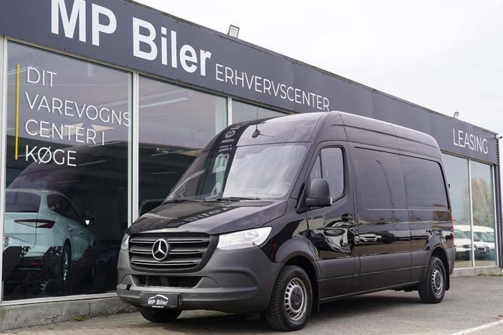 Sort Mercedes Sprinter 215 fra 2022 set udefra
