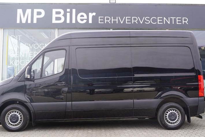 Sort Mercedes Sprinter 215 fra 2022