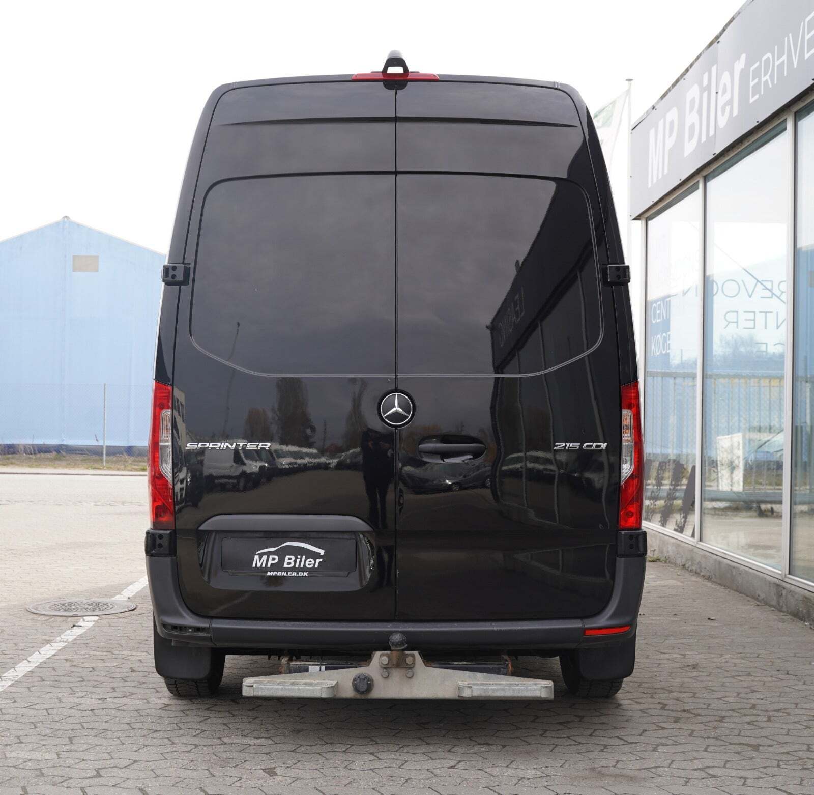 Sort Mercedes Sprinter 215 fra 2022 set udefra