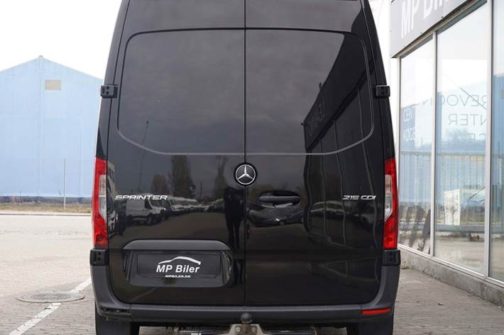Sort Mercedes Sprinter 215 fra 2022 set udefra