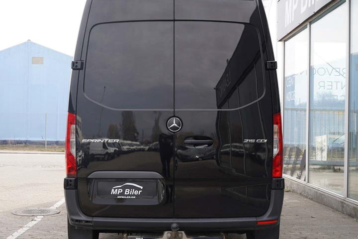 Sort Mercedes Sprinter 215 fra 2022 set udefra