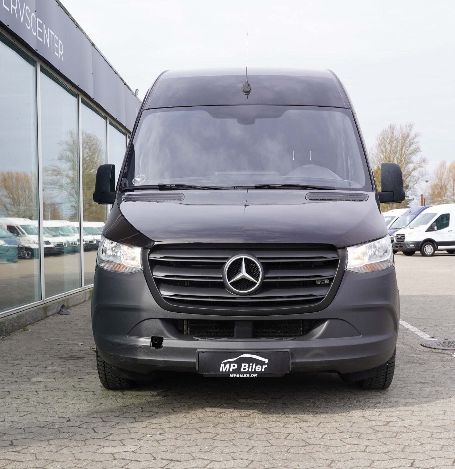 Sort Mercedes Sprinter 215 fra 2022 set udefra