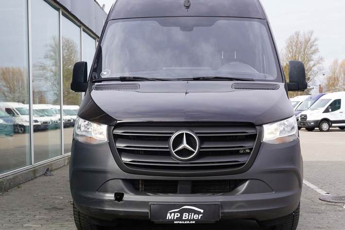 Sort Mercedes Sprinter 215 fra 2022 set udefra