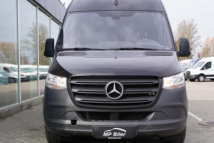 Sort Mercedes Sprinter 215 fra 2022 set udefra