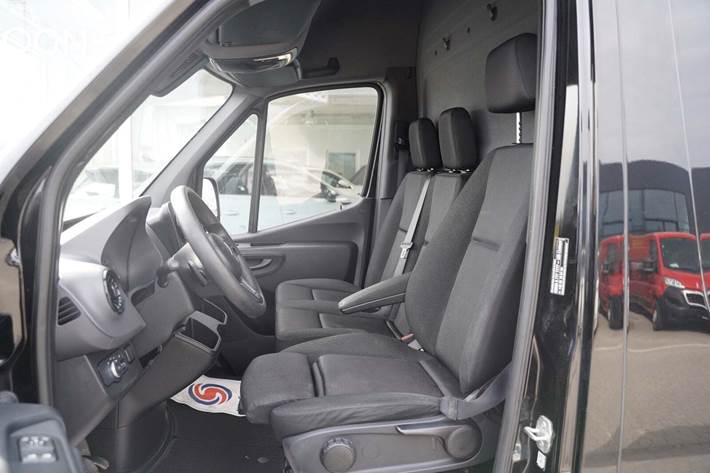 Sort Mercedes Sprinter 215 fra 2022 set indefra